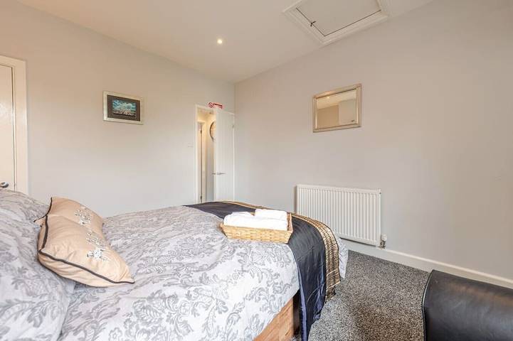 The Landmark: Comfy 2Br Home in Rugby | Sleeps 5 in Warwickshire