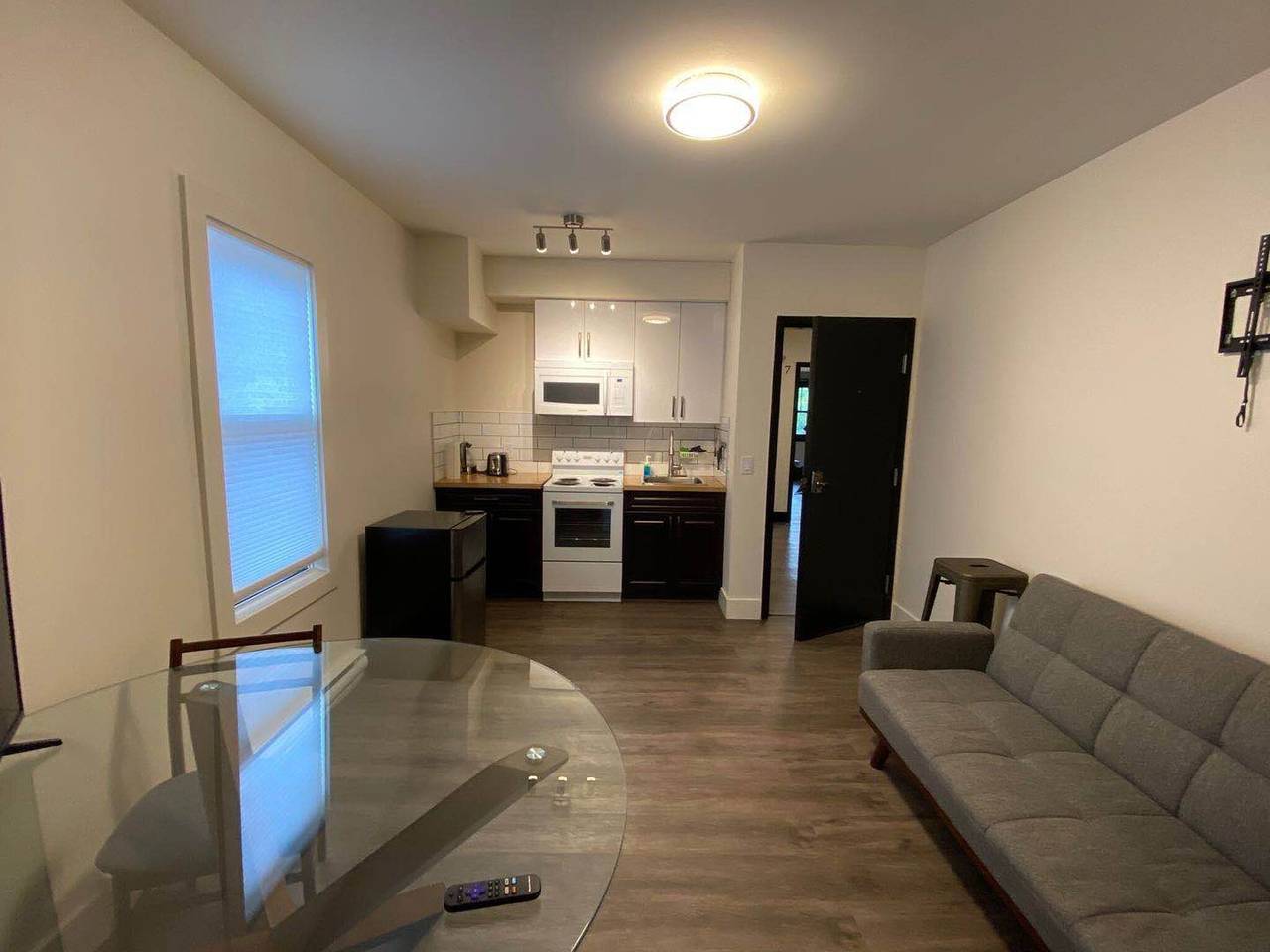 Entire apartment, Calming 1bedroom Units With Balcony And City View in Edmonton, Alberta