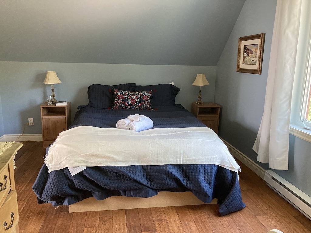 Petite Rivière Saint François cottage with river view and spa! in Le Massif