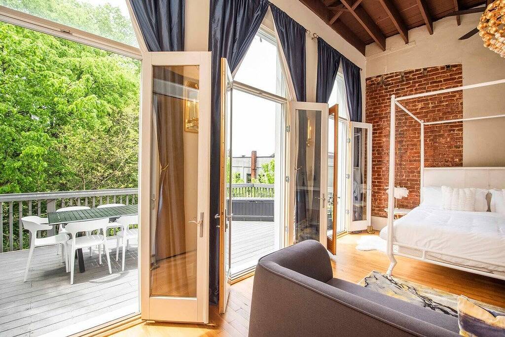 Ganze Wohnung, Penthouse w/ Rooftop Deck Overlooking Gay Street in Knoxville, Knox County (TN)