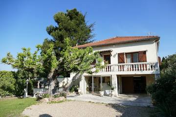 Gîte pour 4 personnes, avec balcon et jardin à Le Pontet