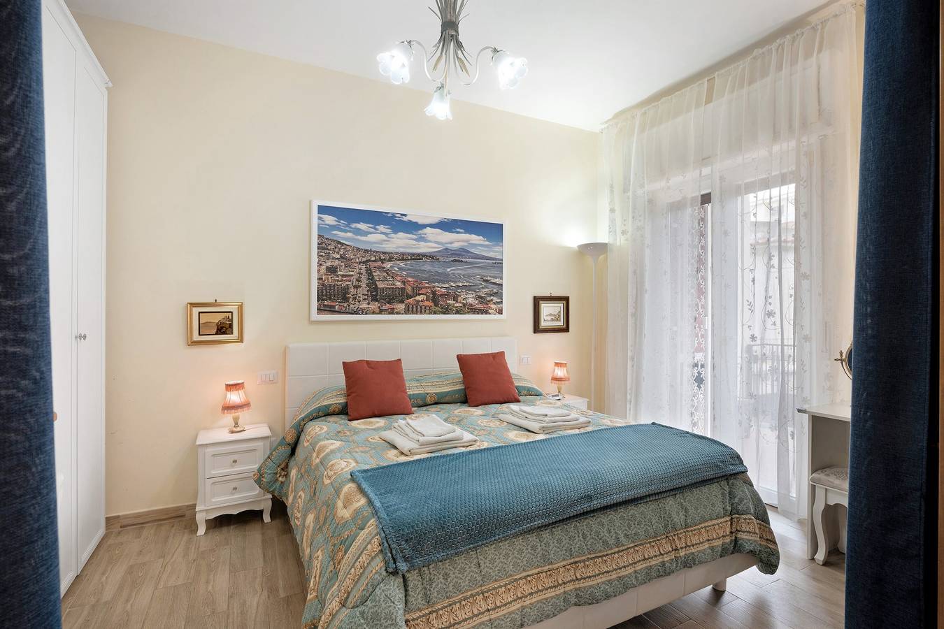 Apartamento entero, Apartamento 'La Maison De Julie' con vistas a la montaña, Wi-Fi y aire acondicionado in Vico Equense, Provincia de Nápoles