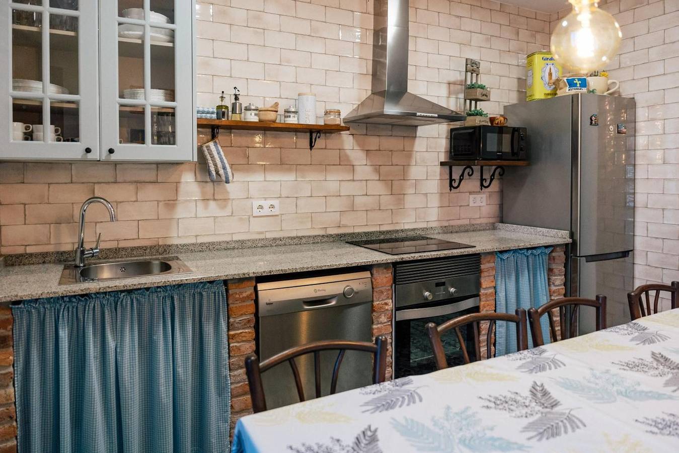 Ferienhaus 'El Reinazu' mit Bergblick, privater Terrasse und Wlan in Sotu Cangues, Cangas de Onís