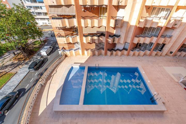 Ferienwohnung für 4 Personen, mit Balkon und Garten sowie Kinderpool in Torrevieja