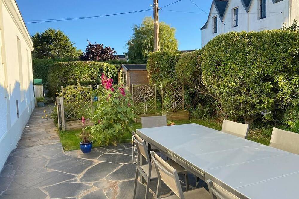 Breton house in the heart of the village, 50 m from the port and beach in Lesconil, Plobannalec-Lesconil