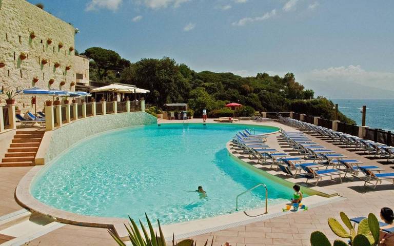 Resort per 4 persone, con piscina e piscina per bambini nonché giardino e panorama, con animali domestici in Campania