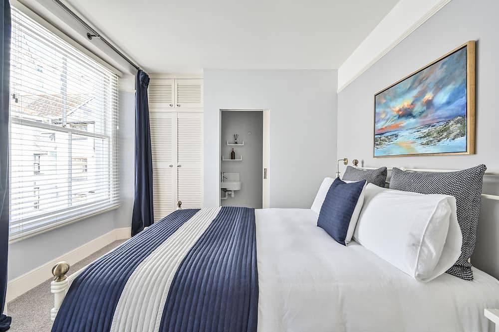 Charming Three Story Townhouse footsteps away from the historic harbour. in Looe, Cornwall
