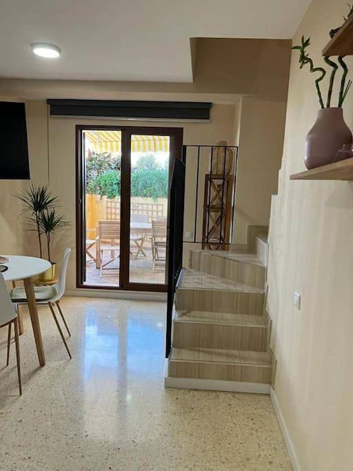 Apartamento para 4 personas, con Terraza además de Piscina y Vistas en Port Saplaya