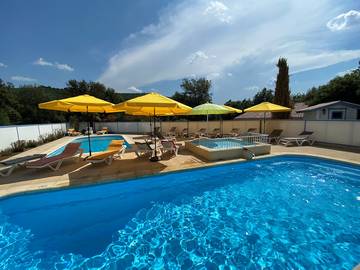 Gîte pour 6 personnes, avec piscine ainsi que terrasse et jardin à Allemagne-en-Provence