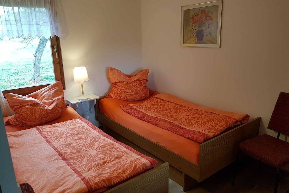 Bungalow nahe Lübbesee mit Terrasse, Kamin und familienfreundlicher Ausstattung in Petersdorf (Milmersdorf), Milmersdorf