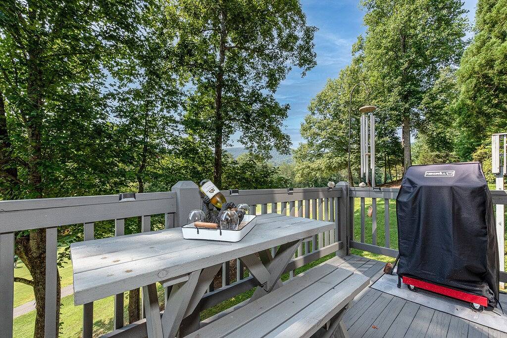 Cozy Smoky Mountain view and golf escape near Cades Cove in Blount County