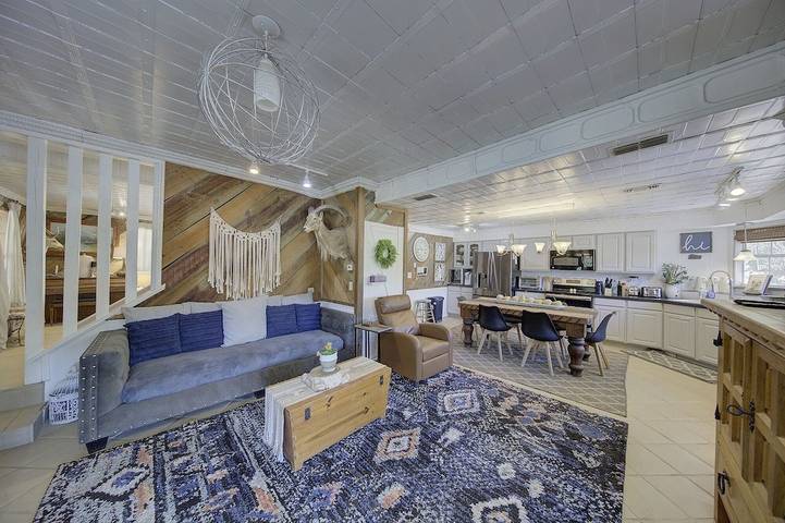 Vacation house for 26 people, with yard, with pets in Texas Hill Country