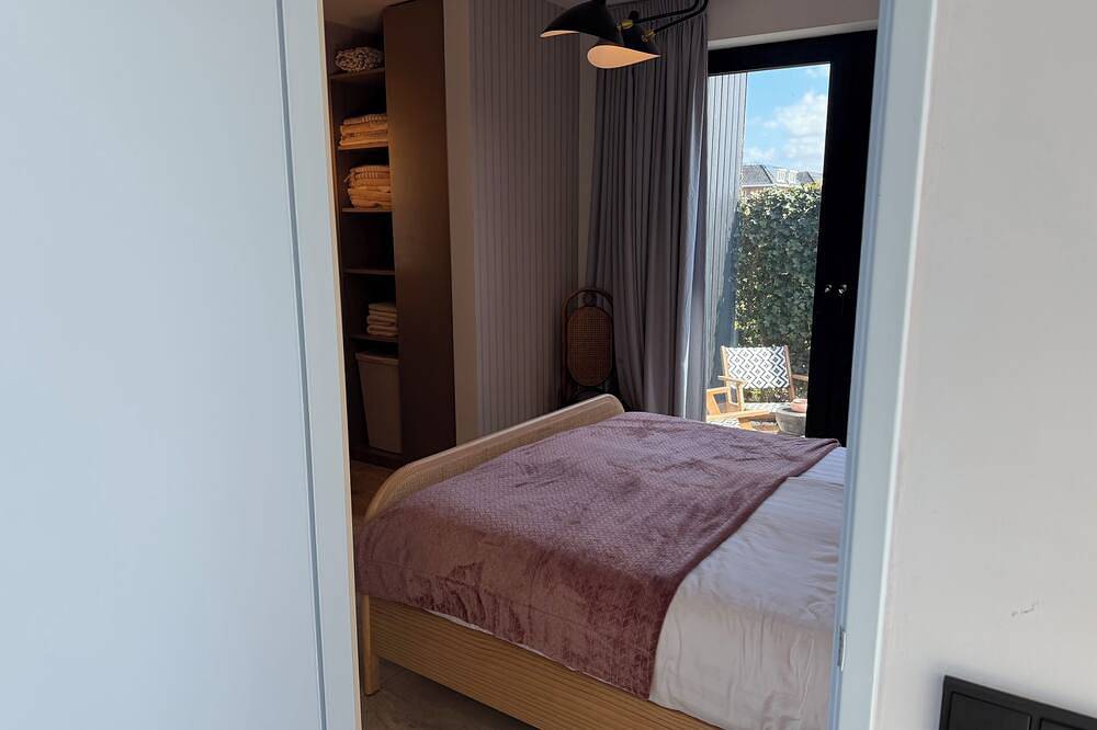 For 8 persons luxury detached waterfront Wellness villa with private pool and sauna. in Roelofarendsveen, Groene Hart