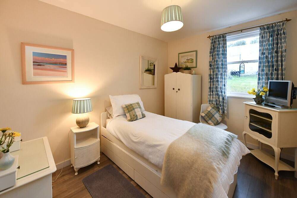 Ladyland Cottage in Maybole in Firth Of Clyde