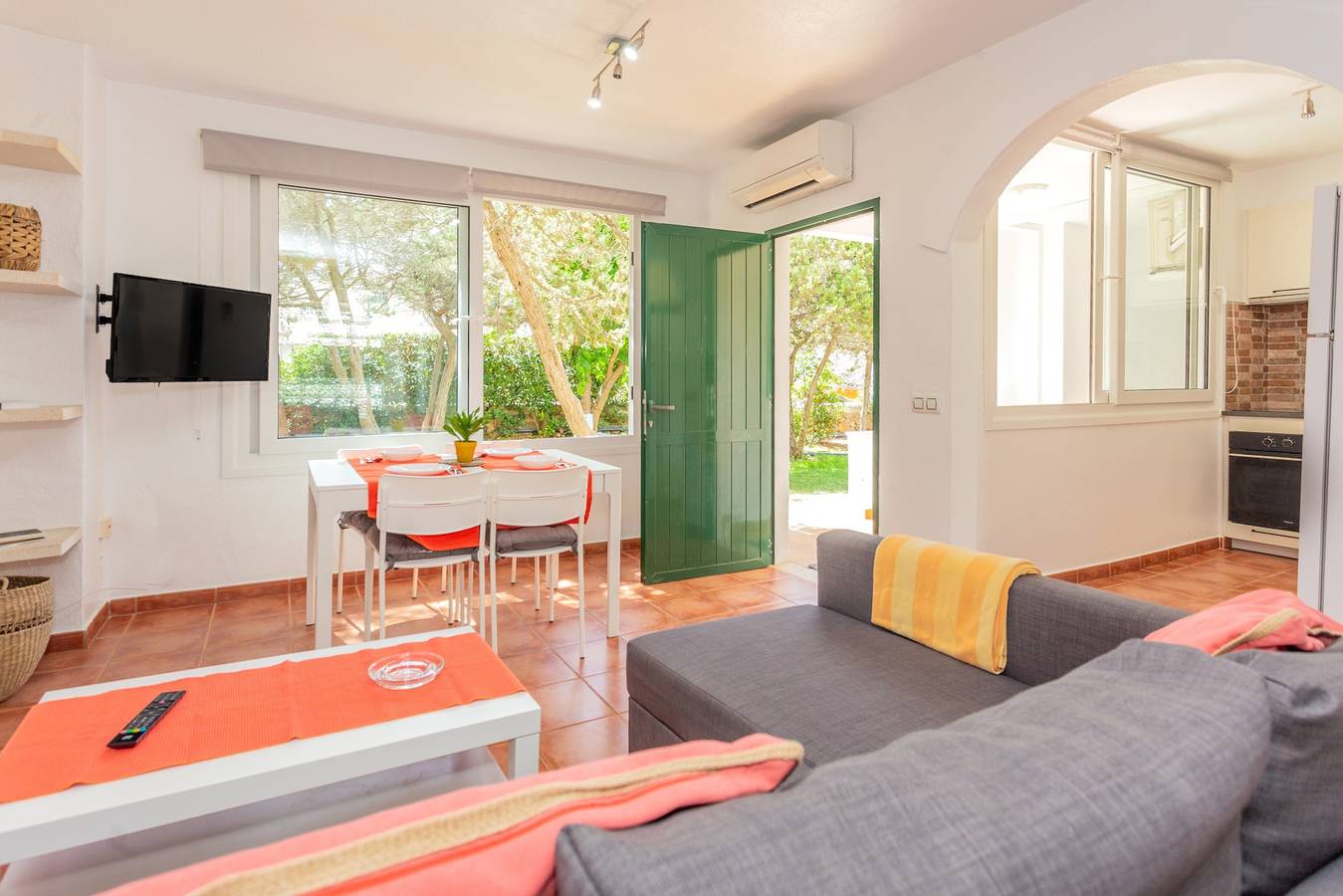 Casa 'Villa Elfa' cerca de la playa con piscina, jardín y Wi-Fi in Cala Blanes, Ciudadela