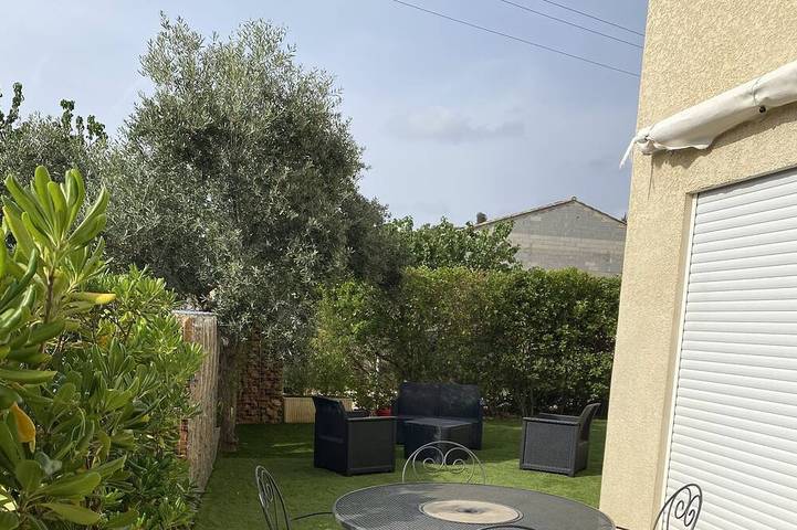 Location de vacances pour 4 personnes, avec jardin ainsi que terrasse et jacuzzi, animaux acceptés à Saint-Jean-de-Barrou