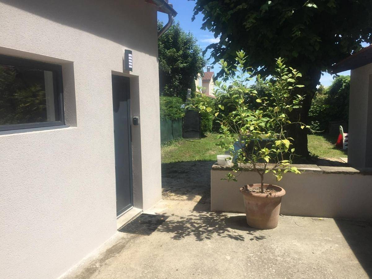 Appartement entier, Studio Moderne in Saint-Symphorien-d'Ozon, Lyon et ses environs