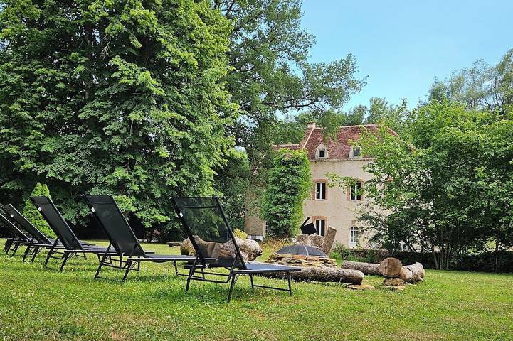 Location de vacances pour 14 personnes, avec Jardin dans Courlon