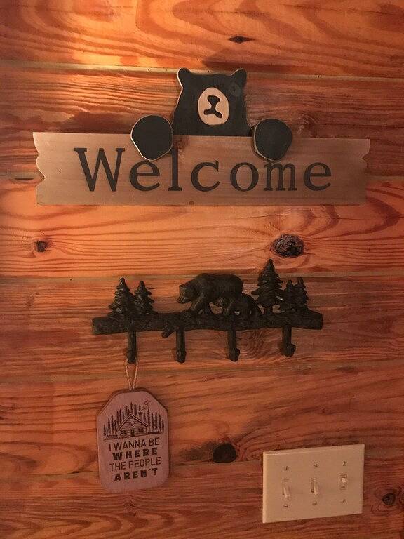 Cooley’s Cottage is a beautiful log home with a hot tub! in Ohiopyle, Pennsylvania