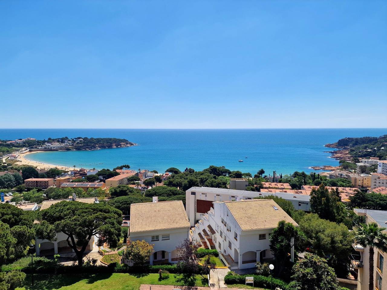 Entire vacation apartment, Apartment with incredible views and a communal pool in Sant Feliu de Guíxols, Costa Brava