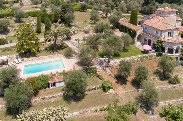 Location de vacances pour 12 personnes, avec terrasse et jardin à Châteauneuf-Grasse