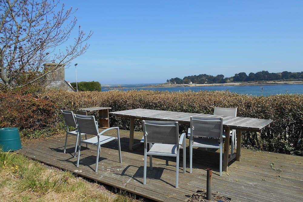 House of le Castel in Plougrescant, Pink Granite Coast