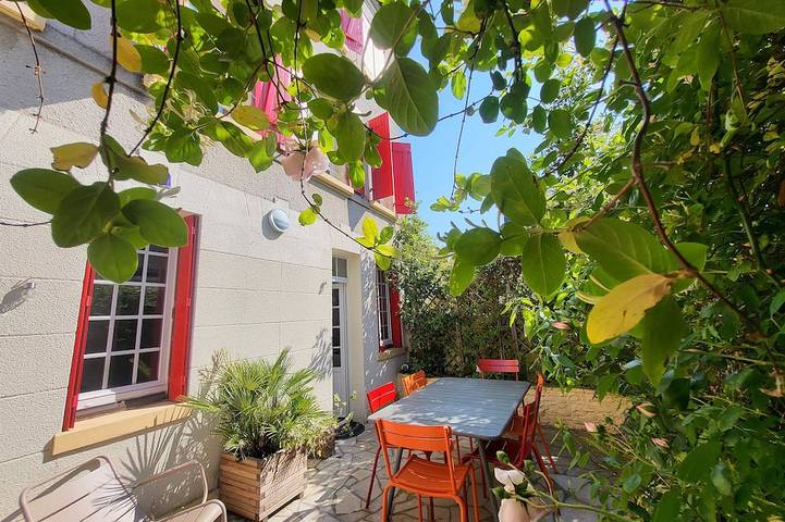 Location de vacances pour 8 personnes, avec Jacuzzi ainsi que Terrasse et Jardin dans Office De Tourisme De Trouville Sur Mer