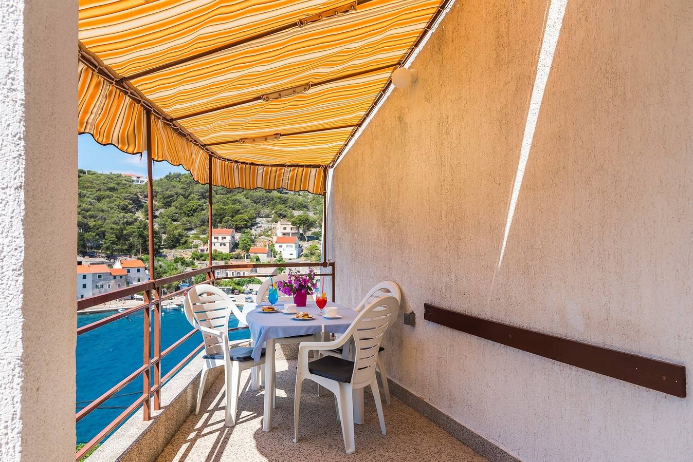 Ganze Wohnung, Apartment Zirje mit Meerblick in Strandnähe in Dalmatinische Inseln