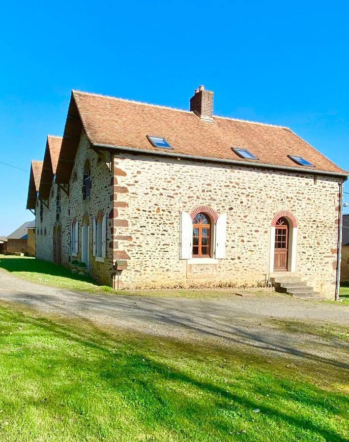 Gîte pour 11 personnes, avec vue dans Neuvy-en-Champagne