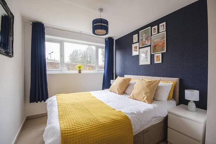 Spacious 4 Bed House, City Centre -w/Parking in Kent