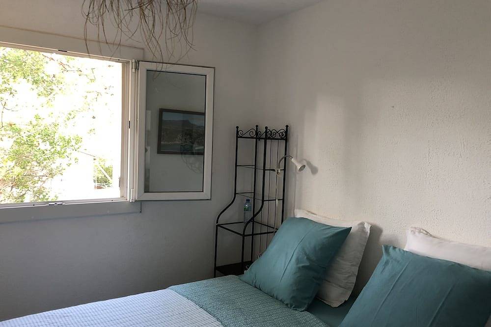 Appartement entier, A 50 mètres de la plage, rez-de-jardin calme et ensoleillé, plein sud, 4p in Le Pradet, Parc national de Port-Cros