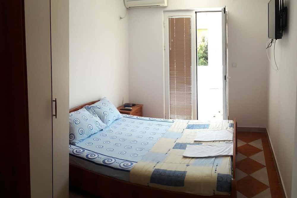 Appartement entier, Dvokrevetni apartman sa kuhinjom i parkingom u dvoristu kuce, idealan za par. in Budva, Municipalité de Budva