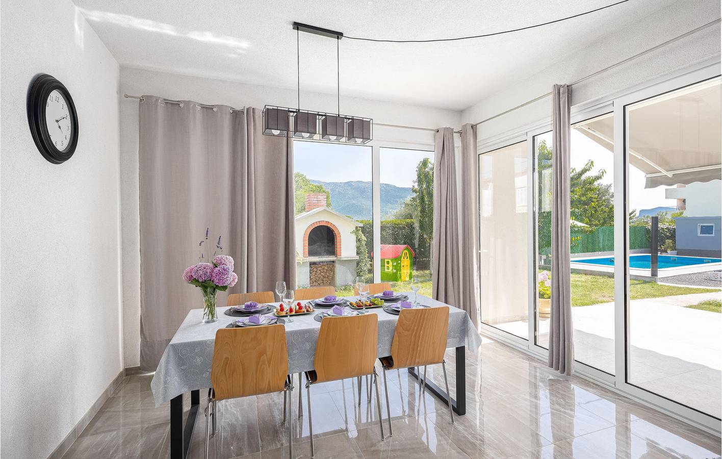 Charmantes Apartment, 2 km von Dugopolje entfernt: Apartment am Pool mit Terrasse und Parkplatz in Dugopolje, Dalmatinisches Zagora