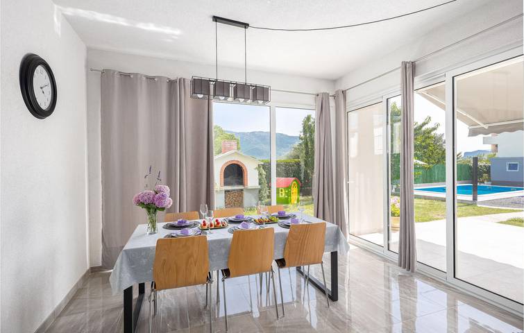 Charmantes Apartment, 2 km von Dugopolje entfernt: Apartment am Pool mit Terrasse und Parkplatz in Dugopolje, Dalmatinisches Zagora