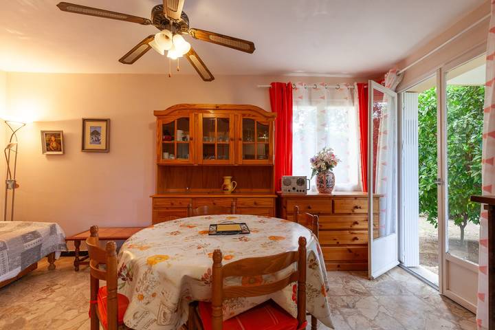 Apartamento entero, Apartamento 'Appartement Dans Cadre De Verdure' con terraza privada, jardín privado y Wi-Fi in La Seyne-sur-Mer, Costa mediterránea (Francia)