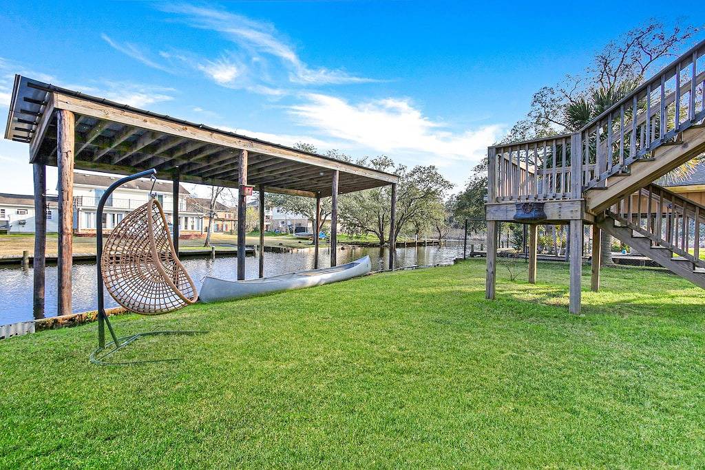 Unique Bayou Waterfront Whimsical home in family neighbor in Slidell, Lake Pontchartrain