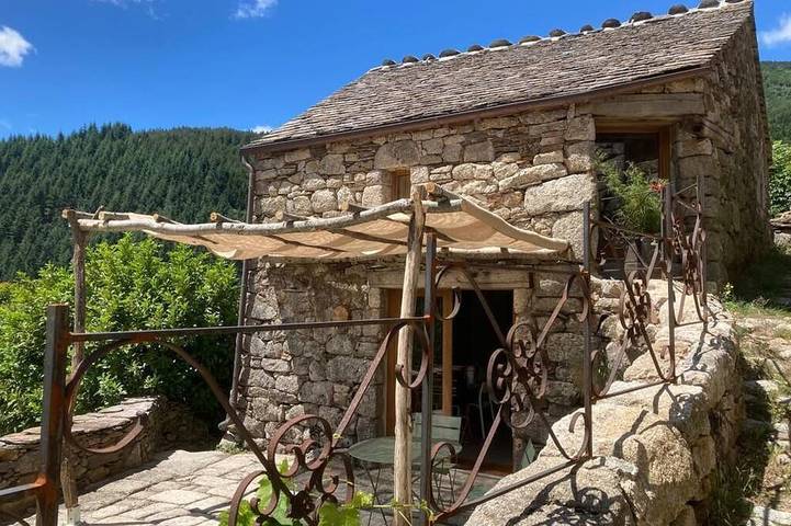 Gîte pour 2 personnes, avec jardin et piscine ainsi que sauna et terrasse, animaux acceptés à Pourcharesses
