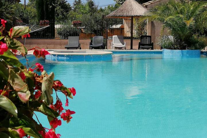 Agriturismo für 10 Personen, mit Whirlpool und Garten in der Provence