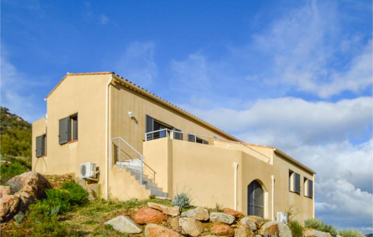 Location de vacances pour 8 personnes, avec terrasse ainsi que piscine et jardin à Feliceto