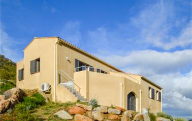 Location de vacances pour 8 personnes, avec terrasse ainsi que jardin et piscine à Feliceto