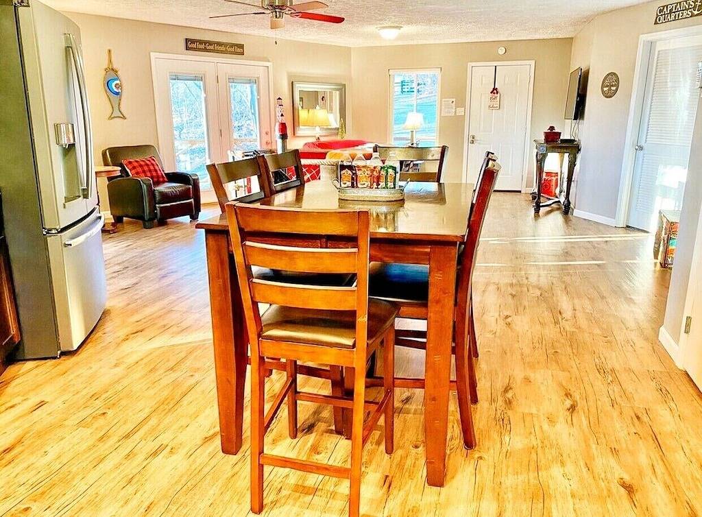 Above J’town Marina, Lcky. boat parking. 3 full baths. pool table. pet friendly. in Lake Cumberland