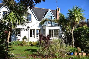 Location de vacances pour 14 personnes, avec jardin à Plonéour-Lanvern