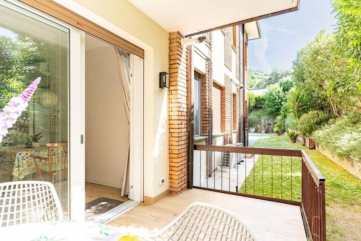 Entire apartment, GuestHost - Comfy Apartment Bardolino Garda Lake in Bardolino, Garda Mountains