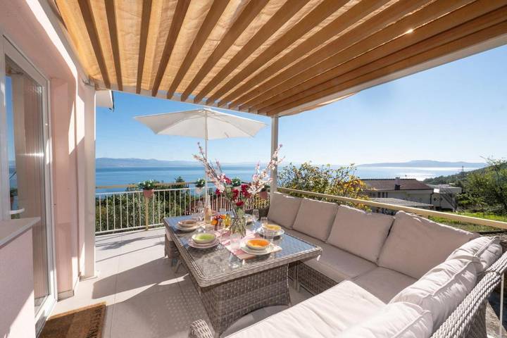 Villa pour 10 personnes, avec piscine ainsi que jardin et vue, animaux acceptés à Lovran - 2