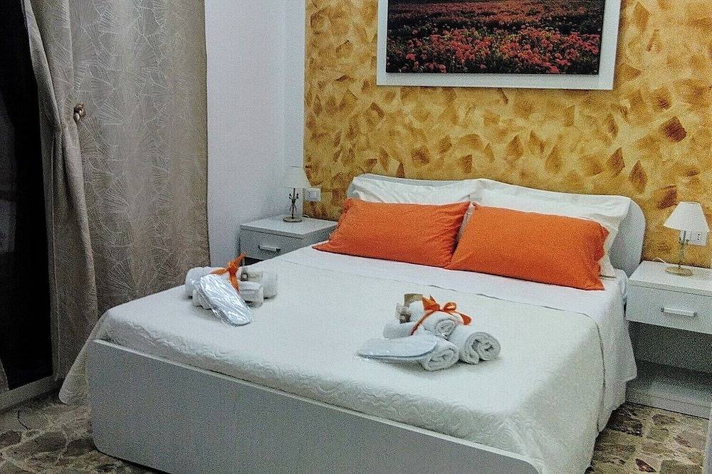 Rome Suite. Within walking distance of the sea, and the heart of beautiful Cefalù.  in Cefalù, Cefalù (Gemeente)