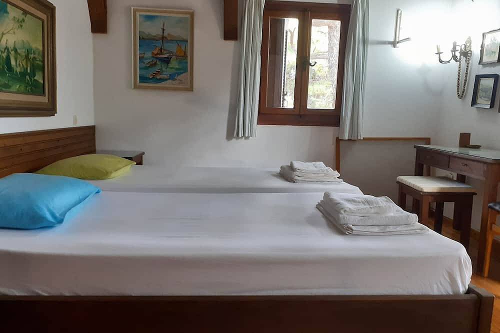 Seaside villa in Kyparissia, Peloponnese — Direct access to the beach below in Kyparissia, Golf von Kyparissia