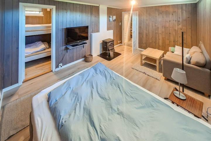 Beach front home in ølve with WiFi in Hardangerfjord