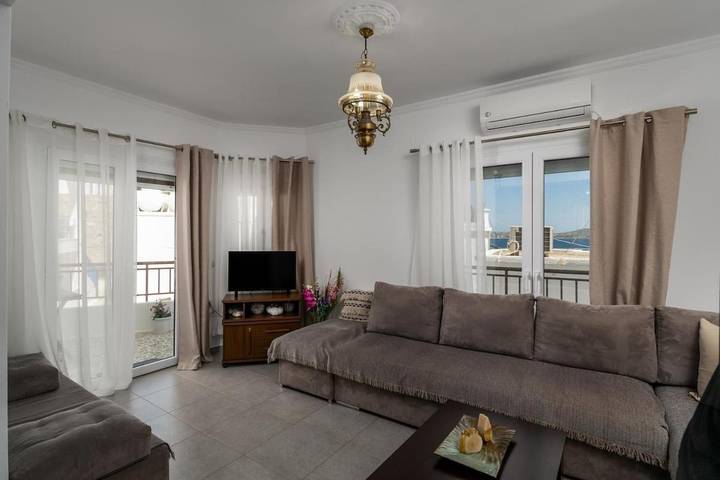 Gîte pour 6 personnes, avec terrasse et vue dans Adamas