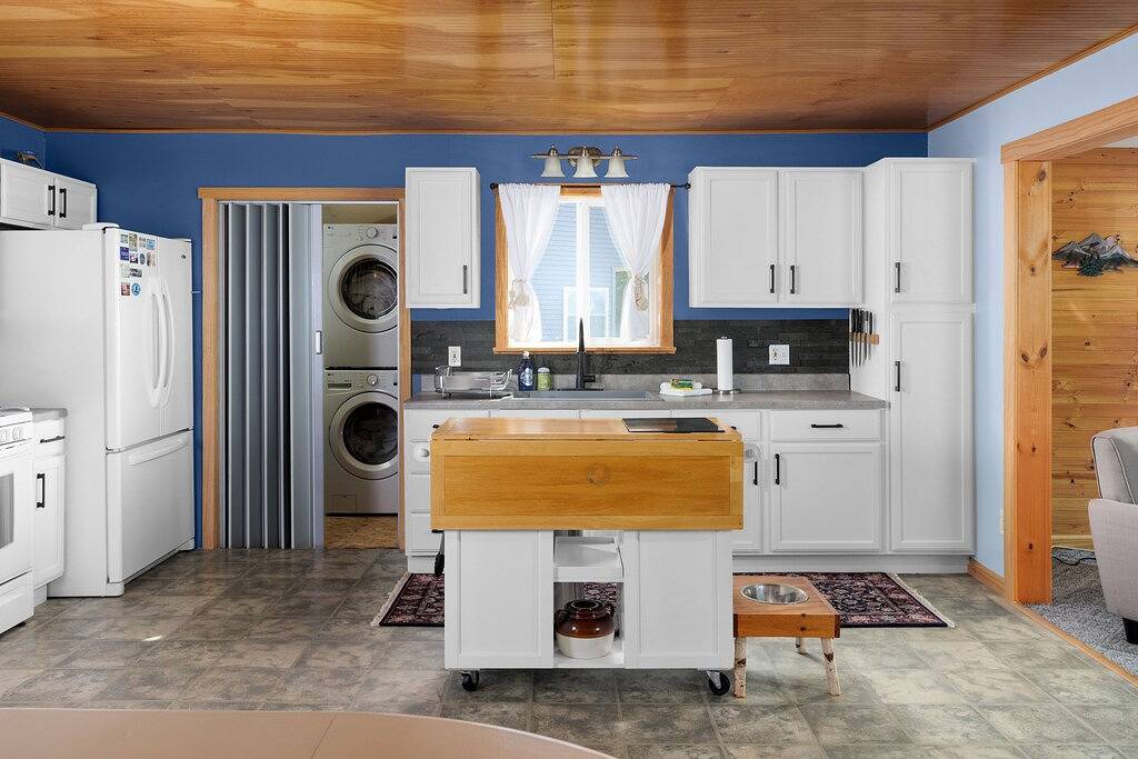 Lakehouse at Pillar Point on Lake Ontario, a relaxing home with stunning sunsets in Jefferson County (NY)