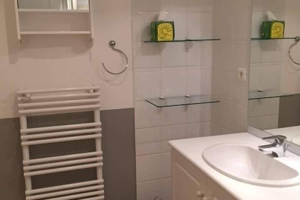 Entire apartment, Two Bedroom Apartment with Air Conditioning, Parking and Elevator in Lourmarin in Lourmarin, Parc naturel régional du Luberon